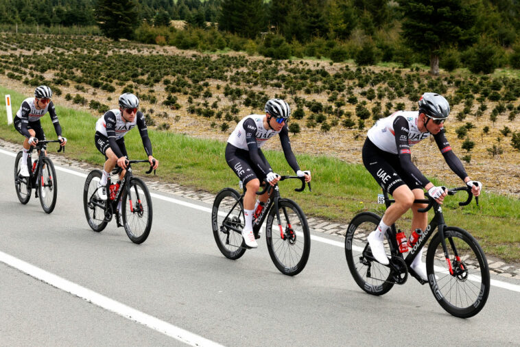 Tadej Pogacar sigue en camino para el campamento de altitud en la preparación del Tour de Francia