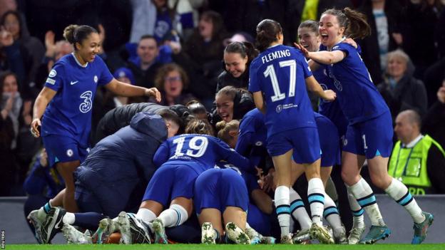 Los jugadores del Chelsea celebran ganar la tanda de penaltis ante el Lyon en Stamford Bridge