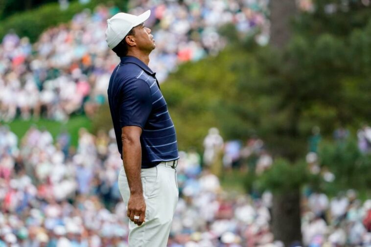 Tiger Woods reacciona a su putt en el sexto green durante la segunda ronda del Masters.