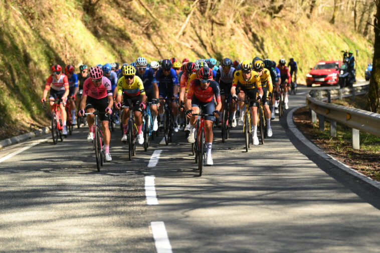 'Vergonzoso', 'demasiado peligroso': los ciclistas condenan el final de Itzulia en el País Vasco