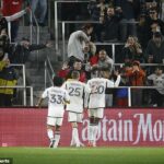 Christian Benteke celebra su gol con sus compañeros durante la derrota 2-1 ante New England