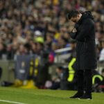 Xavi parecía abatido al margen después de la eliminación de la Copa del Rey de Barcelona el miércoles