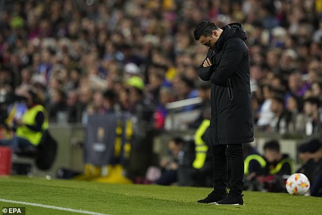 Xavi parecía abatido al margen después de la eliminación de la Copa del Rey de Barcelona el miércoles