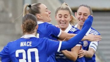 Remy Siemsen de Leicester City (segunda a la derecha) celebra con sus compañeros de equipo después de anotar