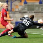 Ceri Holland de Liverpool supera a la portera de Brighton Lydia Williams