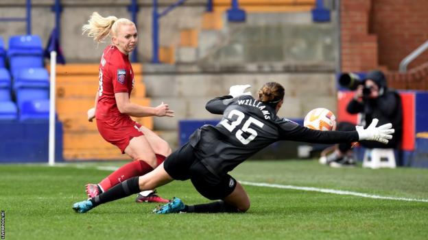 Ceri Holland de Liverpool supera a la portera de Brighton Lydia Williams