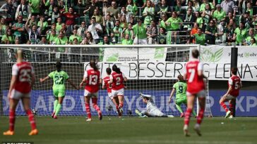 Ewa Pajor despachó un remate inteligente después de un movimiento eficiente de Wolfsburg para poner a los anfitriones al frente