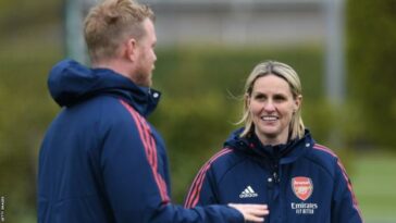 Jonas Eidevall y Kelly Smith hablando en una sesión de entrenamiento del Arsenal