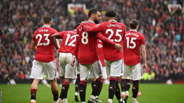 El centrocampista del Manchester United, Bruno Fernandes, celebra su primer gol contra el Aston Villa en Old Trafford.