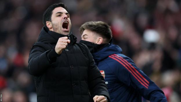 El entrenador del Arsenal, Mikel Arteta, celebra después de que su equipo venciera al Bournemouth