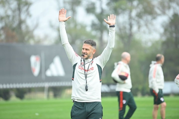 Demichelis dirigiendo la práctica de River (Prensa River)