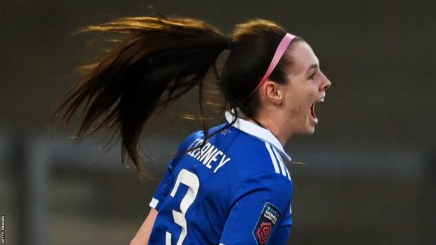 Sam Tierney celebra tras anotar para Leicester en la WSL