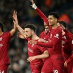 Diogo Jota (centro) y sus compañeros del Liverpool celebran un gol en Leeds