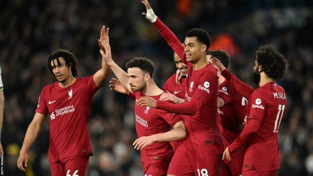 Diogo Jota (centro) y sus compañeros del Liverpool celebran un gol en Leeds