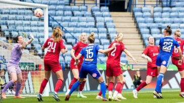 Ashleigh Plumptre anota para el Leicester