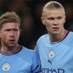 Kevin de Bruyne (izquierda) y Erling Haaland del Manchester City reaccionan durante la victoria sobre el Arsenal en la Premier League