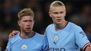 Kevin de Bruyne (izquierda) y Erling Haaland del Manchester City reaccionan durante la victoria sobre el Arsenal en la Premier League