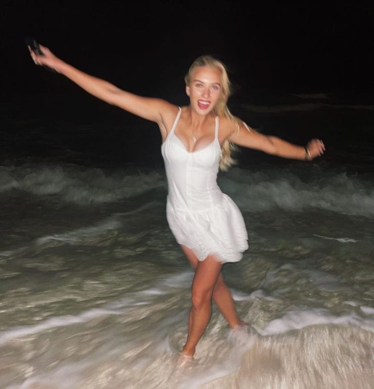 ¡Anastasia Potapova emerge como una sensual sirena del mar!