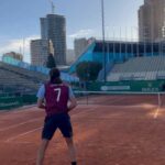 ¡Stefanos Tsitsipas juega al tenis con la camiseta de Alisha Lehmann!