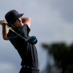 Colby Sullivan de McNary conduce la pelota durante el campeonato estatal de golf masculino 6A el lunes 16 de mayo de 2022 en Trysting Tree Golf Club en Corvallis, Oregon.