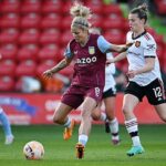 Rachel Daly (centro) ha batido récords con Aston Villa esta temporada mientras el club persigue a los cuatro primeros.