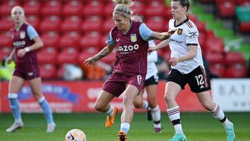 Rachel Daly (centro) ha batido récords con Aston Villa esta temporada mientras el club persigue a los cuatro primeros.