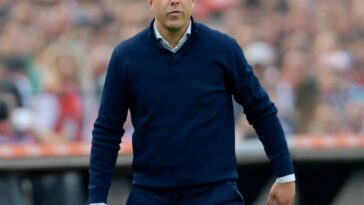 Arne Slot permanecerá en el Feyenoord la próxima temporada mientras desaira al Tottenham
