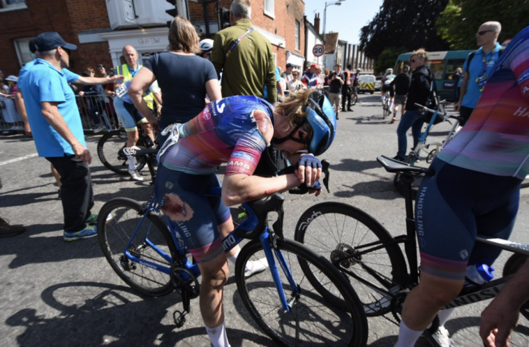 Balsamo entre los 8 ciclistas que se caen del RideLondon Classique después de la etapa 1