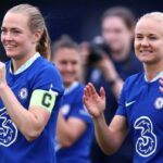 Magdalena Eriksson y Pernille Harder aplauden a la afición