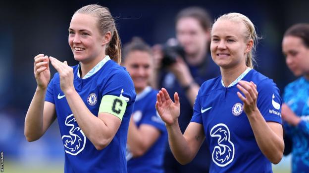 Magdalena Eriksson y Pernille Harder aplauden a la afición