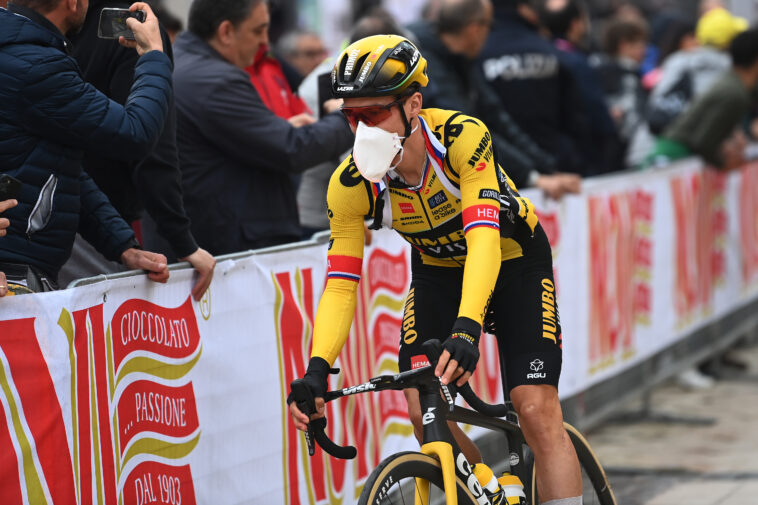 Primoz Roglic con mascarilla en el Giro de Italia