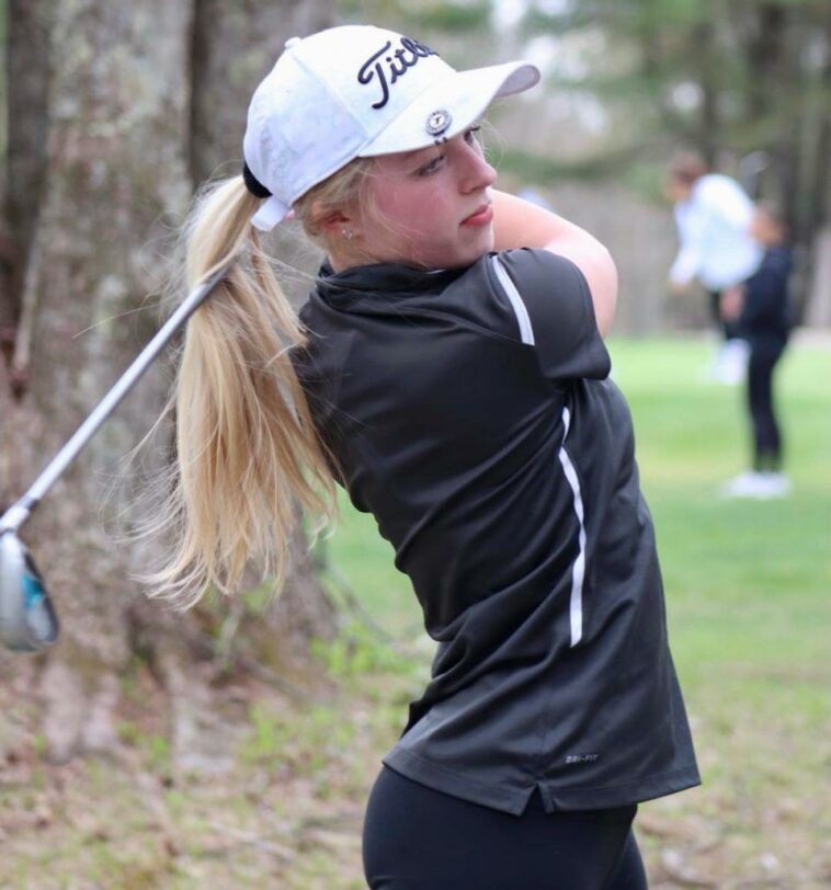 Auburn junior girl'  la golfista Cecilia Shenette hace un swing de práctica durante un partido reciente en Bedrock Golf Club.