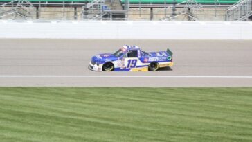 Christian Eckes supera a Kyle Busch por la pole de la Serie de Camionetas de NASCAR en Kansas
