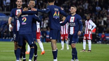 Según los informes, cinco jugadores de Toulouse se negaron a jugar contra Nantes en protesta por la campaña de la Ligue 1 para combatir la homofobia (en la foto: jugadores del PSG en acción anoche con las camisetas como parte de la campaña que muestra un patrón de arcoíris en la espalda)