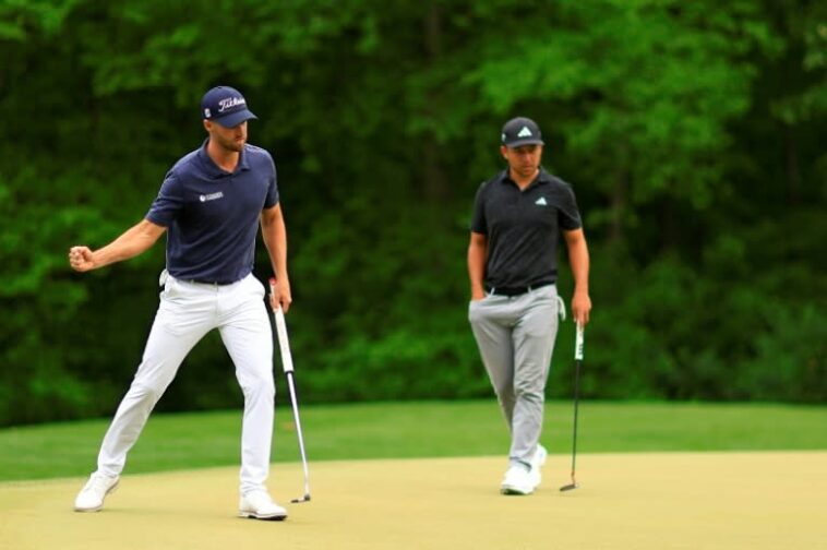 Wyndham Clark, a la izquierda, reacciona al hundir un putt para birdie en el hoyo 12 en su camino hacia la victoria en el Campeonato PGA Wells Fargo mientras el subcampeón Xander Schauffele observa