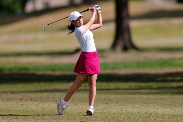 Lisa Herman de Jenks golpea desde la calle en el primer hoyo durante la ronda 1 del Campeonato Estatal de Golf Femenino 6A en Meadowbrook Country Club el miércoles 3 de mayo de 2023 en Tulsa, Ok.