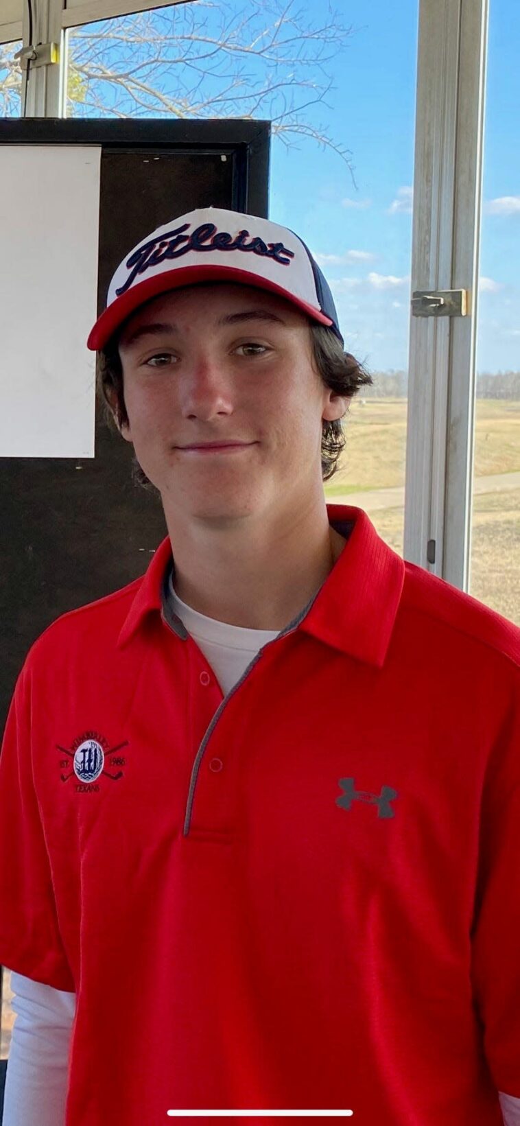 El estudiante de tercer año de Wimberley, Jaxon Donaldson, ganó la semana pasada el título estatal individual Clase 4A en el torneo de golf estatal de la UIL en Kingsland.  Fue su segunda corona estatal;  también ganó el estado cuando era estudiante de primer año.  Jugó al fútbol durante muchos años antes de dejarlo para jugar al golf.