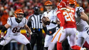 El mariscal de campo de los Cincinnati Bengals, Joe Burrow (9), retrocede para lanzar en el último cuarto del juego de campeonato de la NFL de la AFC entre los Cincinnati Bengals y los Kansas City Chiefs, el domingo 29 de enero de 2023, en el Arrowhead Stadium en Kansas City, Missouri. Kansas City Chiefs avanzó al Super Bowl con una victoria de 23-20 sobre los Bengals.  Cincinnati Bengals en Kansas City Chiefs Afc Championship 29 de enero de 638