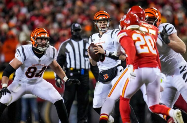 El mariscal de campo de los Cincinnati Bengals, Joe Burrow (9), retrocede para lanzar en el último cuarto del juego de campeonato de la NFL de la AFC entre los Cincinnati Bengals y los Kansas City Chiefs, el domingo 29 de enero de 2023, en el Arrowhead Stadium en Kansas City, Missouri. Kansas City Chiefs avanzó al Super Bowl con una victoria de 23-20 sobre los Bengals.  Cincinnati Bengals en Kansas City Chiefs Afc Championship 29 de enero de 638