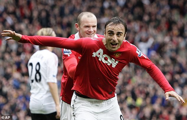 Dimitar Berbatov (centro) cree que su excompañero de equipo Wayne Rooney (detrás) algún día dirigirá al Manchester United