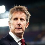 Edwin van der Sar (arriba) renunció a su cargo como director ejecutivo en Ajax