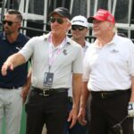 Trump llega al primer tee y es recibido por Greg Norman al comienzo del Pro Am en Bedminster.  Xxx 072822 Bedminster 0565 Jpg Nj