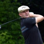 Harry Hall de Inglaterra superó dos bogeys consecutivos para mantener una parte del liderato después de la tercera ronda del PGA Charles Schwab Challenge en el Colonial Country Club.