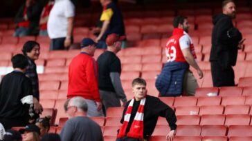 Los fanáticos del Arsenal se ven abatidos cuando abandonan los Emiratos después de la derrota en casa por 3-0 ante el Brighton.