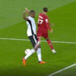 El Liverpool recibió un penalti después de que se dictaminara que Darwin Núñez (izquierda) había sido derribado por el defensa del Fulham, Issa Diop.