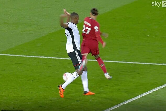 El Liverpool recibió un penalti después de que se dictaminara que Darwin Núñez (izquierda) había sido derribado por el defensa del Fulham, Issa Diop.