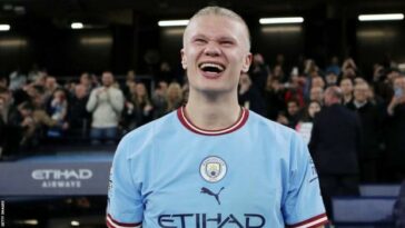 Erling Haaland del Manchester City celebra la victoria del equipo durante el partido de la Premier League entre el Manchester City y el West Ham United en el Etihad Stadium el 3 de mayo de 2023 en Manchester, Inglaterra.