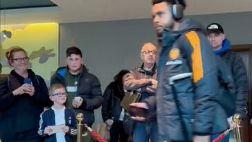 Los jugadores del Leeds United fueron filmados ignorando a los fanáticos que se habían reunido en el hotel del equipo para saludar.