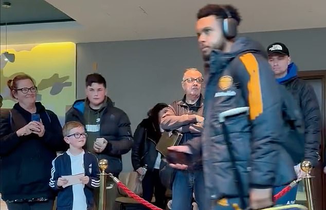 Los jugadores del Leeds United fueron filmados ignorando a los fanáticos que se habían reunido en el hotel del equipo para saludar.