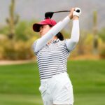 Rose Zhang de Stanford juega su golpe de salida en el hoyo 10 durante el primer día de competencia de juego por golpes en el Campeonato de Golf Femenino de la División I de la NCAA en Grayhawk Golf Club en Scottsdale el 19 de mayo de 2023.